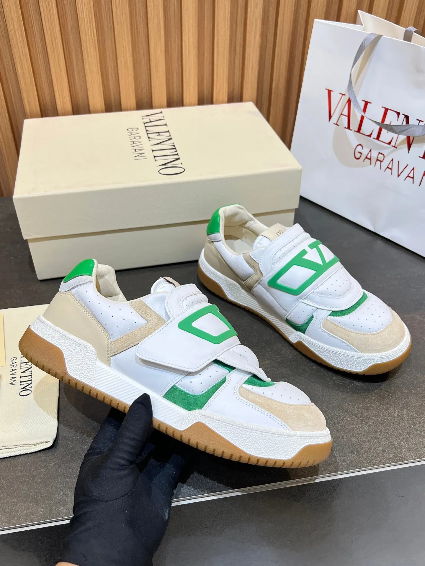 Men's men's shoes 💰760 VLTN Valentin 𝑶𝒏𝒆𝑺𝒕𝒖𝒅 Couple's sneaker series Valentino 2025 new couple's sneakers are on sale. The original ZP purchased and disassembled. Repeated pattern making and modification. The strength must be restored one to one! Top luxury masterpiece Velcro design Soft and comfortable imported calfskin 🧧brings excellent and elegant texture and excellent on-foot comfort Top purchasing version upper: imported calfskin surface/original oil edge craftsmanship Inner: water-dyed cowhide lining Outsole: original development 𝐓𝐏𝐔 two-color combination outsole Packaging: original configuration complete package Code number: 35-46 (45 46 customized)